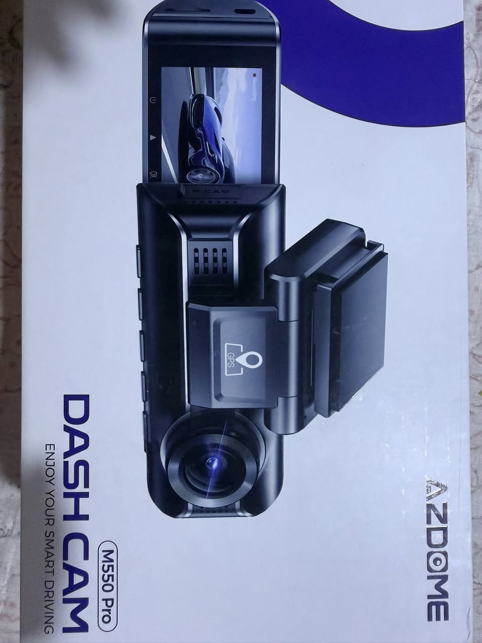 أبرز مواصفات كاميرا AZDOME M550 Pro:
جودة تسجيل فائقة: تسجل الكاميرا الأمامية بدقة 4K (3840×2160 بكسل)، وتدعم تسجيل ثلاث قنوات في وقت واحد (أمامية، داخلية، وخلفية).
اتصال ذكي: تدعم شبكة Wi-Fi (بتردد 5.8 جيجاهرتز لنقل أسرع للبيانات) للاتصال بتطبيق AZDOME على الهاتف، مما يتيح لك مشاهدة وتحميل المقاطع مباشرة.
نظام تحديد المواقع (GPS): مدمج في القاعدة المغناطيسية لتتبع مسار القيادة، السرعة، والإحداثيات الجغرافية.
رؤية ليلية متقدمة: مزودة بمستشعرات قوية وعدسة بفتحة F1.8، بالإضافة إلى إضاءة IR (أشعة تحت حمراء) للكاميرا الداخلية لضمان تصوير واضح في الظلام الدامس.
أمان الوقوف: تدعم "وضع الحماية أثناء الوقوف" على مدار 24 ساعة، والذي يسجل تلقائياً عند استشعار اهتزاز أو اصطدام (يتطلب تركيب وصلة الفيوز/Hardwire kit).
مكثف طاقة (Super Capacitor): بديل للبطارية التقليدية ليتحمل درجات الحرارة العالية في المناطق الحارة (مثل دول الخليج) بأمان وعمر أطول.


**إذا كنت صاحب هذا الإعلان وتريد حذفه لأي سبب، رجاءا أرسل رسالة إلى الدعم الفني**