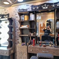 ميز حلاقه سيت كامل للبيع  مكان بغداد   السعر 350الف 07700033827