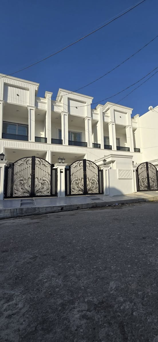#بيوت [ ٣ ] للبيع ..
🏘  بيت ١٠٠ متر ، طابقين ملكي 
          ٢٠ × ٥

يحتوي :
طابق السفلي : كراج ، مشتمل 
         مطبخ و صالة ، غرفة نوم ، مشتمل و درج داخلي
طابق العلوي :  ، مشتمل و غرفتين 
كامل سقوف مغربية و دكتات ، و هندسة و تصاميم و
 بسعر مناسب جداً
     ___________
#شوراو١_ كركوك
 فرع  قرب مرسة [ خاك الإبتدائية ]

للإستفسار :
***********
***********

🏘> [ ٣ ] خانو بۆ فرۆشتن
 ١٠٠ مەتر دو نهۆمی مەلەکی 
    ٢٠ × ٥ 
     پێکهاتوە :
نهۆمی خوارەوە / گەراج و سەرئاو ..
مەتبەخ و هۆڵ ، ژورێ نوستن 
  حەمام و سەرئاو
-_ پلیکانەی ناوەکی 
نهۆمی سەرەوە /
  ( ٢ ) ژوری نوستن .... حەمام و سەرئاو 
هەمو خانوەکە سەقف مەغربی و دکتە .. دیزاینێکی نوێ 
 و نرخێکی گونجاو ...
شوێن : شۆراو _ کۆڵانی نزک  [ قوتابخانەی خاک ]
بۆ زانیاری :
***********
***********
