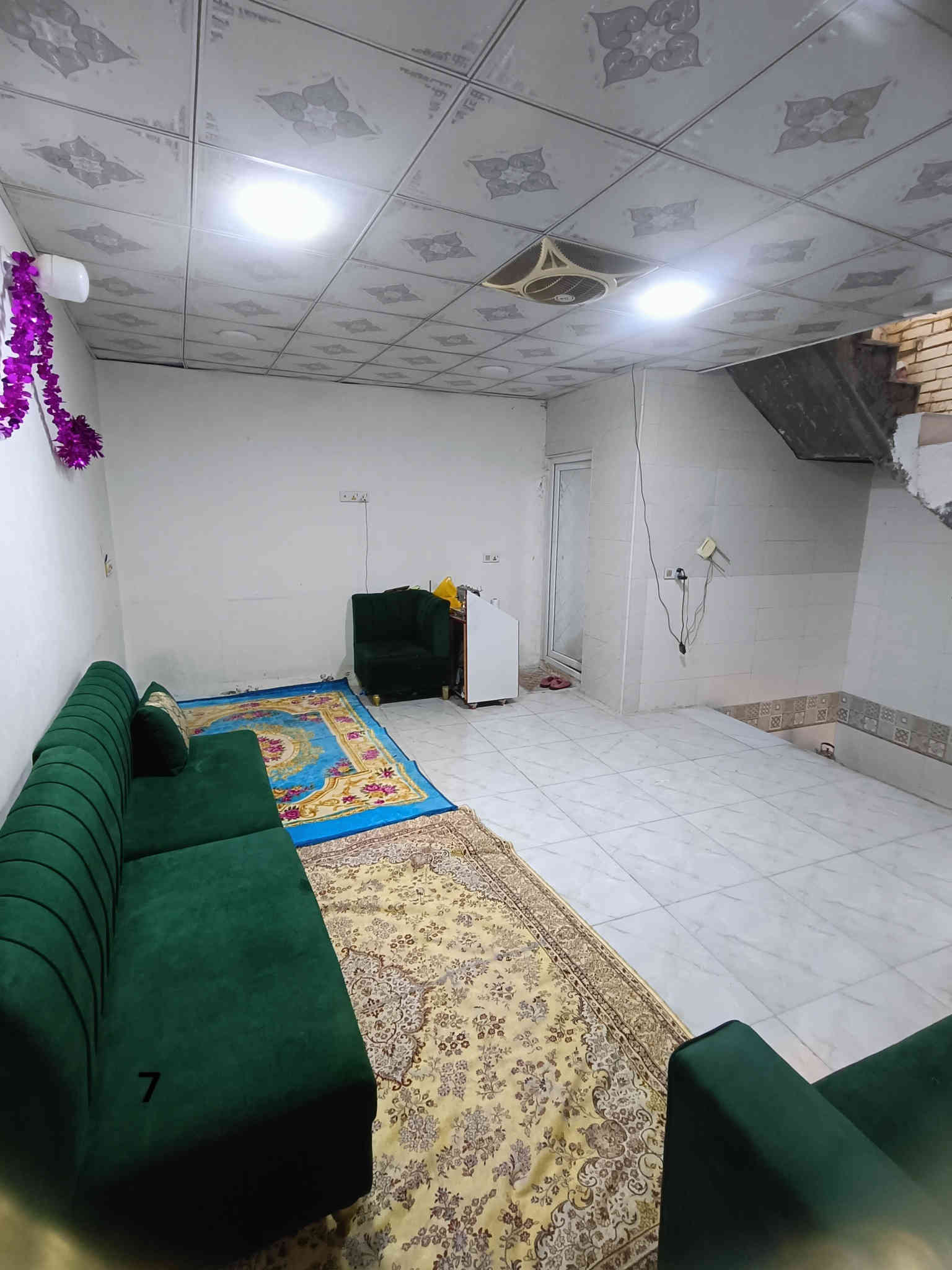 دار للبيع  50متر ثلاث طوابق
📍كربلاء((شارع احمد الوائلي))قريب جداً عن الامام 
سند25 
الطابق الاول
طارمه وصحيات+ استقبال منعزل + مطبخ 
الطابق الثاني 
صاله +غرفه +صحيات  
الطابق الثالث 
يحتوي على غرفتين لكن يحتاج  تشطيب فقط 

ملاحظة:🔴اني صاحب الدار وليس مكتب🔴
للاستفسار  : ***********
             واتساب ***********
