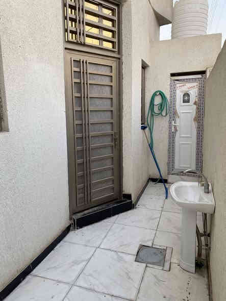 السلام عليكم  
دار للبيع المساحة 100 متر 
طابو زراعي سند 25
الجزيرة باب الهوى 
يتكون 

استقبال 
غرفتين نوم 
صالة
مطبخ تركي مفتوح على الصالة
حمام خارجي وداخلي 

السعر / 61 وبي مجال 

اتصال / ***********
