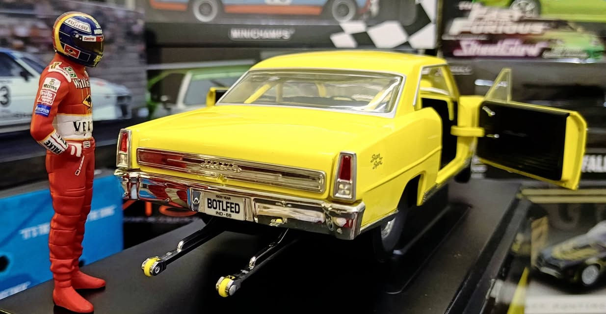 إليك أهم تفاصيل هذا النموذج:
نوع السيارة: شيفروليه نوفا موديل 1966 (Chevrolet Nova SS).

الفئة: برو ستوك (Pro Stock)، وهي فئة مخصصة لسيارات سباقات التسارع (Drag Racing).

اللون: أصفر مشرق.

المميزات: يتميز النموذج بهيكل معدني مع تفاصيل دقيقة، ويشمل أبواباً وغطاء محرك قابلة للفتح، وعجلات أمامية قابلة للتوجيه، بالإضافة إلى تفاصيل داخلية وهيكل سفلي دقيق.

رقم الطراز: يحمل هذا النموذج غالباً الرقم التسلسلي 33814YL أو 36673 ضمن مجموعة American Muscle

ملاحظة: هذا المنتج يعتبر قطعة مخصصة لهواة الجمع (Collectors) ويُصنف للفئة العمرية 14 سنة فما فوق كما هو موضح على العلبة [صورة المستخدم].


**إذا كنت صاحب هذا الإعلان وتريد حذفه لأي سبب، رجاءا أرسل رسالة إلى الدعم الفني**