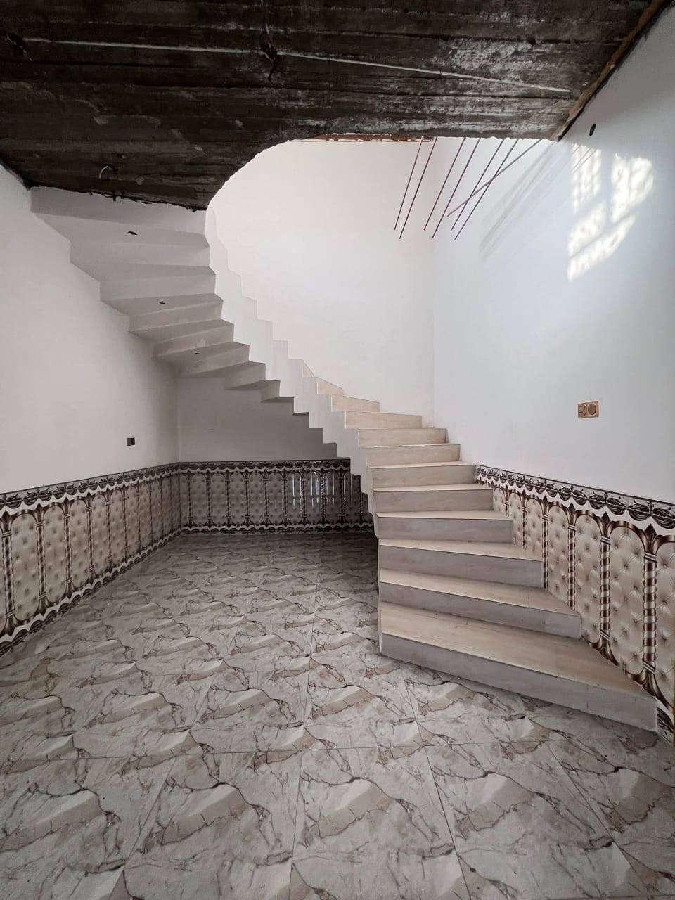 🏡 بيت للبيع – فرصة مميزة بسعر مغري!
📍 الموقع: باب طويل – شارع سيد عوده
🌊 خلف البيت نهر – إطلالة حلوة وهدوء
📐 المساحة الكلية: 550 متر
🏗️ مساحة البناء: 270 متر
🧱 بناء حديث وجاهز للسكن
🛋️ التفاصيل:
• استقبال 4×6
• غرفتين نوم (4×5)
• صالة كبيرة 4×15
• صالة صغيرة 4×6
• مطبخ 4×6
• صحيات
📄 نوع العقار: وقف سني أصولي – مسجل رسمي
💰 السعر: 85 مليون فقط 🔥
🤝 بي مجال للجادين
✨ مساحة كبيرة + موقع هادئ + نهر = فرصة ما تتكرر
📞 للتواصل: ***********
