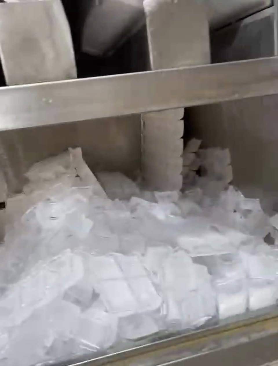 ايس مكير ثلج 🧊 بلوري مكعب انتاج 3 طن 3000kg مستخدمة موسم واحد كلش نظيفة وع بلااد شرط الفحص تصنيع خاص قالب الخشن يجي حجمة 38 تجيك ويه شلال تبريد 3 طن شركة معروفة CBFI بسعر كلش مناسب موقعي بغداد 📍للاستفسار مراسلة الصفحة او الاتصال + واتساب ***********
