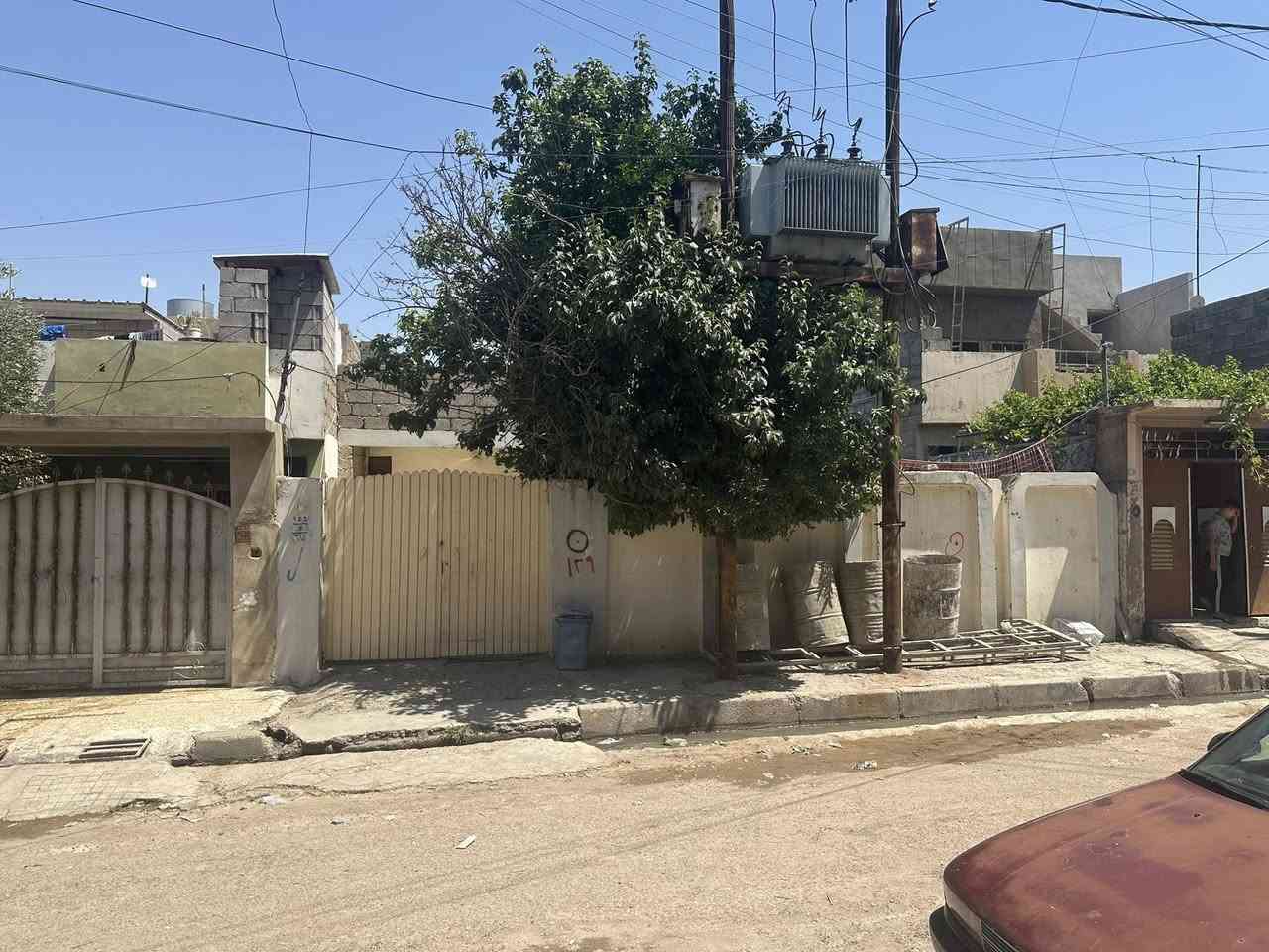 بيت 200متر بحي القدس الاولى للبيع بناء قديم البيت مأجر بفرع صيدليه المكارم مجاور اسواق ابوليث سعره 115 وبي مجال للاستفسار اتصل ***********
