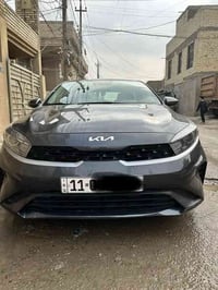 كيا فورتي 2023 رقم بغداد  مكينة 2000 دوش حادثها موضح بالصور فقط دعامية...