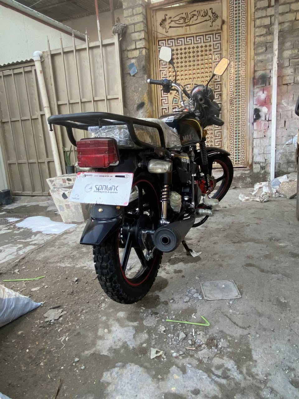 سلام عليكم دراجه شاينك موديل 2024. نازله بل 25 ورقت نزوله من ارمبه موجود حته تتئكد بيا سنة نازله أوراق كامله متفوع بيهه كمرك دراجه كامله ما عوزه برغي واحد وشوف عينكم بل صور سعرهه 900وبيهه مجال حك اجيه مكاني بغداد الكماليه رقم ***********
