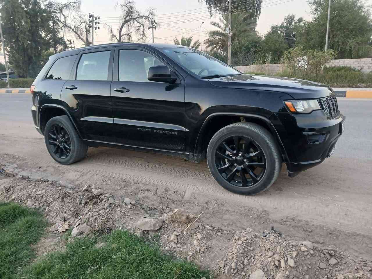 جيب ٢٠١٧ 
بلاك 
بيه قبق جنطه مبدل الدعاميات مصبوغه 
مكينه شركه مامفتوحه  تبريد صدر 
تخم تاير لسياره جديده 
مناقصه  شي المكان بابل 
السعر ١٩٠ وبيه مجال 
***********
