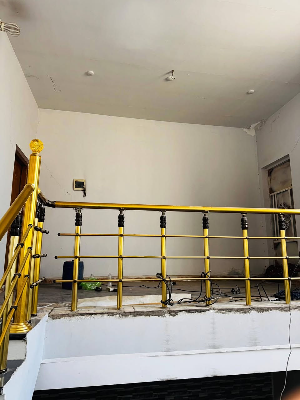 السلام عليكم 
منزل للبيع للبيع  
المساحة 150 
الطابق الارضي دوانية وصالة وغرفتين ومطبخ وصحيات داخلية وخارجية 
الطابق الثاني صاله وغرفه 
موقع البيت قرب مدرسة محمد باقر الصدر 
ملاحظة : البيت لا يباع بالمبادرة بيع مباشر فقط 
للاستفسار:
***********
***********
