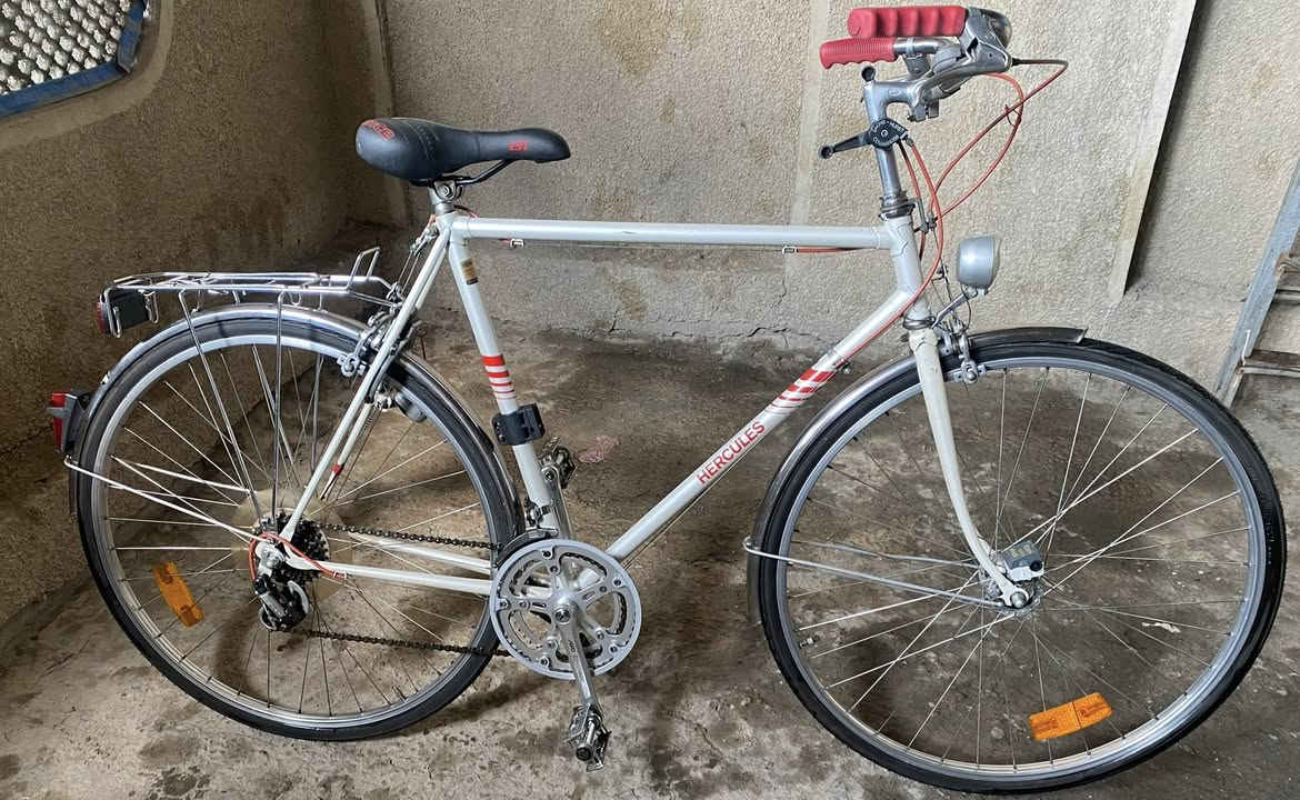 سلام عليكم
بايسكل نوع هيركوليس
حجم 28 الماني
سعره 150
مكان سيدية 
***********
