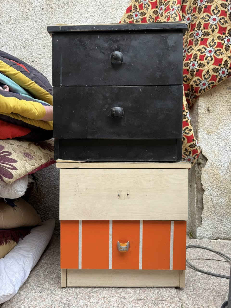 صوبه نفطيه ما بيها شي ( 15 الف )
صوبات كهربائية عدد 2 سعرهن( 40 الف ) يحتاجلهن بس شمعات 

صوبات زيتيه ما فاحصهن واعتقد يشتغلن ما بيهن شي سعرهن ثنينهن ( 30 الف ) 

ميز عدد 2 السعر ( 10 الف ) 

غساله بيها عطل بس النشافه ما تشتغل السعر ( 20 الف ) 

مكنسة كهربائيه شغاله السعر ( 10 الف ) 

ميز طولاني حديد السعر ( 15 الف ) 

كنتور تركي بس بيبان ما بي السعر ( 25 الف ) 
العنوان / كربلاء حي المعلمين 
***********
