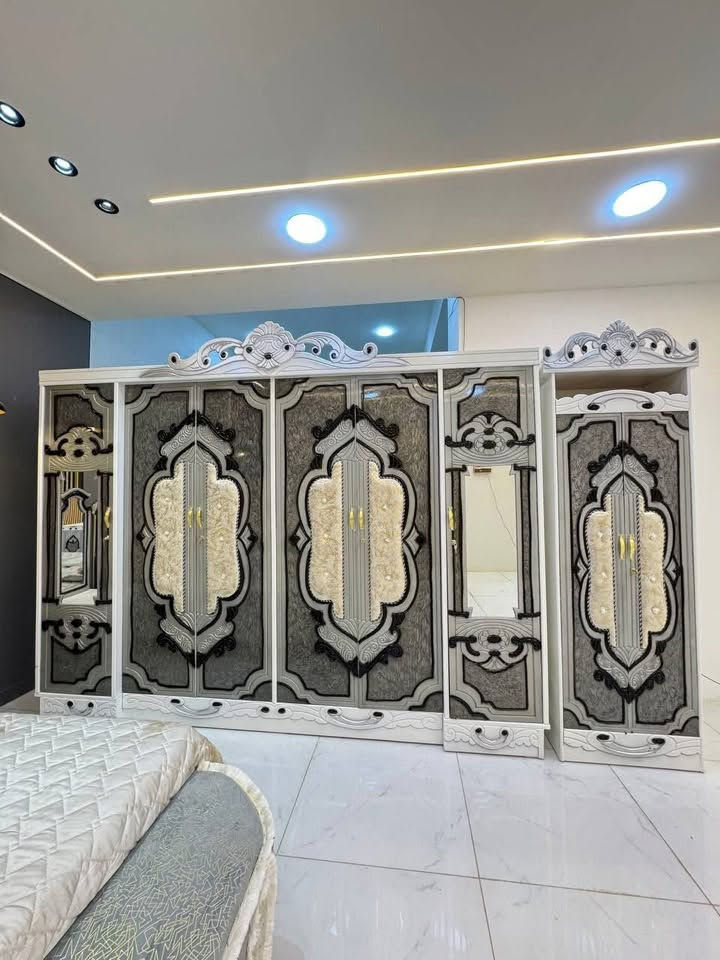 غرفه نوم نجاره عراقيه درجه اولى بعدها جديده ونقلت الغير بيت واريد ابيع ومتوفر نقل وشد سعرها 900 الله شاهد جوه سعرها بضعاف مكانها بغداد رقم *********** واتساب
