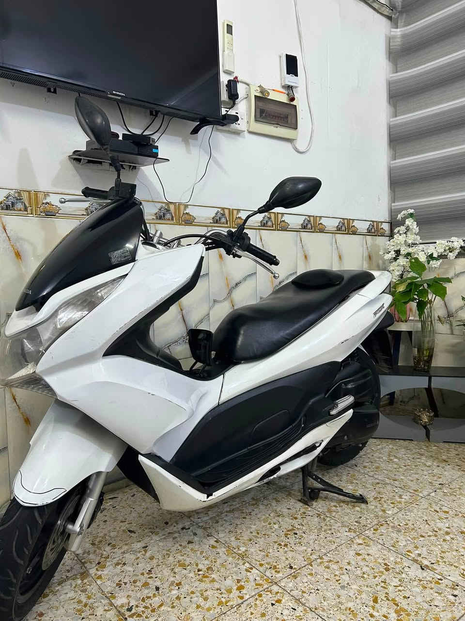 سلام عليكم PCX جيل اول ياباني ✅ تايرات زوج جدد ✅ دبلات خلفيه جدد✅ قاعده كامله هيه وفيت بمً جدد ✅ الله شاهد بانزين محسن ادير ودهن موتل ✅ مي راديتر جديد ✅ كهربائيات كله شغاله كيلو متر ✅ مكينه اكفله الك ممفتوحه ✅  فقط بيه ملاحضات بلكفرات شويه وانته شوفت عينك سعره 1.300 وبيه مجال مكاني بغداد الشعب الثعالبه هًـ/***********
