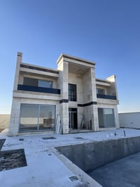 👋  فرصة مميزة لامتلاك مزرعة مودرن فاخرة ضمن مجمع مزارع راقٍ ومتكامل ال...
