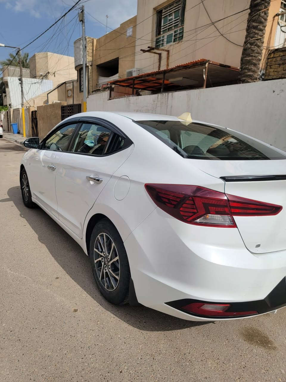 السلام عليكم النترا موديل 2019 للبيع او مراوس هم النترا بس الشكل الحديث او كورلا موديل 2021 وفوك لون بس المهم تكسي لون اصفر السياره حادثها من امريكا موضح بالصور بس البنيد وهنا بالعراق صار بيها صبغ قطعتين الجاملغات مال صفحة الصدر مواصفات السياره شاشه كامره تحكمات ستيرن لايت زنون وضعيات قياده كير مكينه خير من الله تبريد ثلج تخم تاير جديد السياره جاهزة من كلشي السعر 130 وبيها مجال بسيط رقم بغداد باسمي مكان السياره بغداد الشعلة حي الجوادين للاستفسار الرقم ***********
