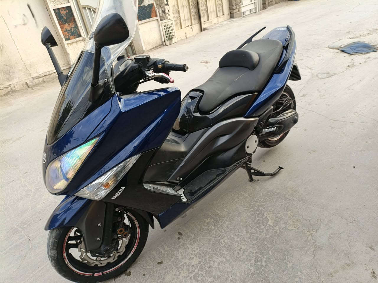 دراجة تيماكس 2011 Tmaxللبيع محرك مكفول من كلشي مكان الدراجة الشعب للأستفسار ***********
