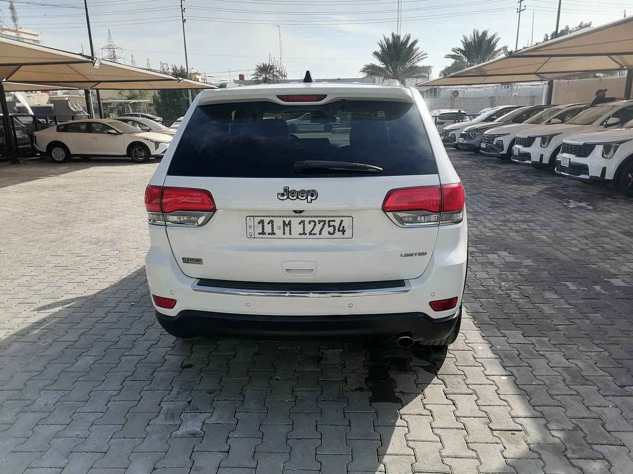 سلام عليكم جيب موديل 2015 خليجيه بيها 3 قطع صبغ الاماميه...بدون دواخل. الشاصي ولا لغود السياره بصمه  فتحه جنطه كهربائيه كشنات جلد.شاشه جبيره كامره دواره تحكمات جهتين. حساس امامي وخلفي. فوول. لون أبيض رقم بغداد انكليزي بسمي .. وبيها بيبان عدد 2 تبديل نفس لون..  سعرها 175 وبيها مجال. مكانها كربلاء رقم موبايل ***********
