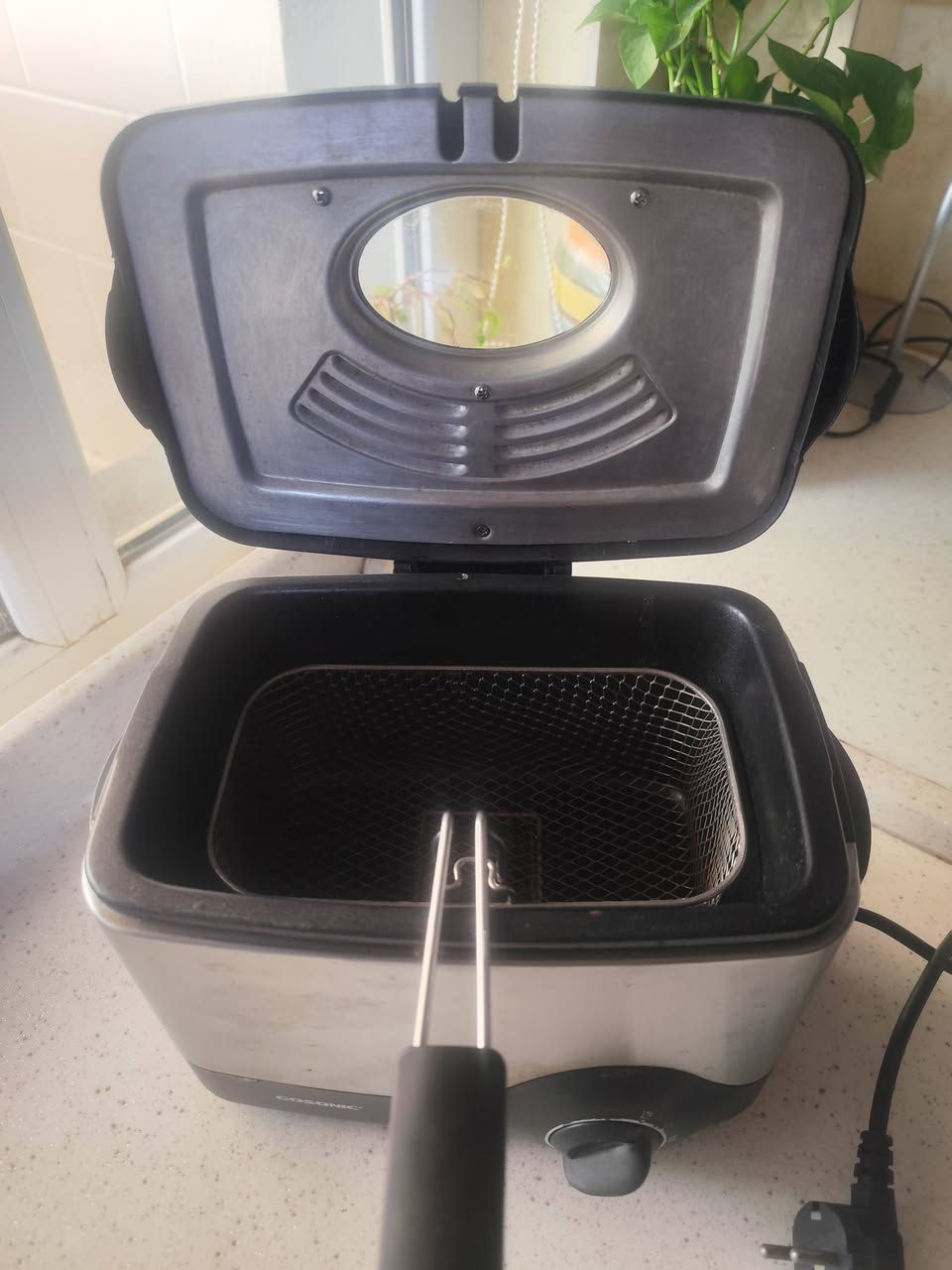 قلاية زيت صغيرة مستخدمه ماركة Unold سعة 2 لتر  وتستوعب ما يقارب 500 جرام من الطعام. الطاقة: تعمل بقوة 1200 واط. تحتوي على مقبض قابل للإزالة لتوفير مساحة عند التخزين، وغطاء مزود بنافذة زجاجية وفلتر كربون نشط لتقليل الروائح. السعر 20 الف واصله


**إذا كنت صاحب هذا الإعلان وتريد حذفه لأي سبب، رجاءا أرسل رسالة إلى الدعم الفني**