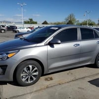 السيارة كيا حديثة، لونها سلفر، مريحة وواسعة من الداخل، وتحتوي على مكيف...