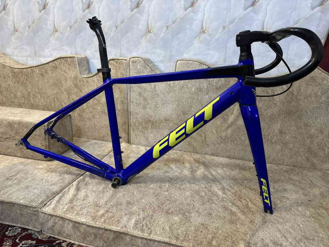 السلام عليكم متاح فريم FELT  فيلت
فريم المنيوم دفن دسك
ماشة كاربون دفن 
بوري سرج كاربون 
ستيرن كاربون متصل
قياس 51 M
ويا وايرات التسليك الخاصة بالفريم كلها مختمه فيلت
سعره 160 الف وبي مجال 
***********
