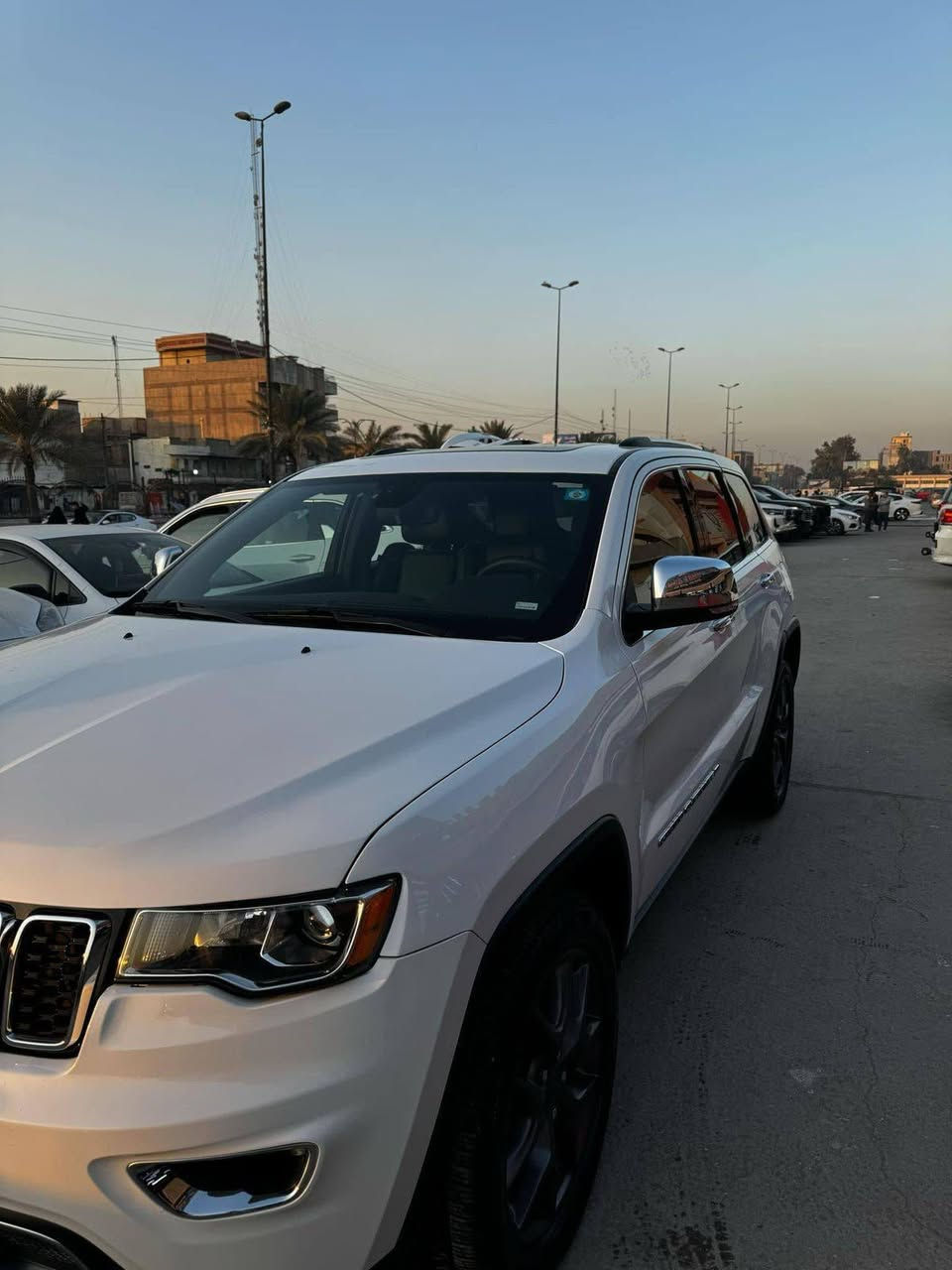 جيب جراند شيروكي Limited X 2022 فول مواصفات امريكي وكالة نظيفة كلين عدا طخة بسيطة موضحة بالصور، ماشية 68 ألف ع وضع الشركة،رقم بغداد سنوية وهزة جديدة تشغيل وإطفاء أوتوماتيكي وتشغيل عن بعد، 5 ركاب، فتحة سقف، بصمة، كشنات كهرباء وخزن ميموري، جلد تدفئة وتبريد، ستيرن مدفأ، صندوق خلفي كهرباء، تاير ويل S، تخم تايرات  بطارية جديدة، سيت أرضيات وكتلوكات الشركة، محرك V6 سعة 3.6 لتر
السعر ٢٧٥ 
*********** واتس
***********
