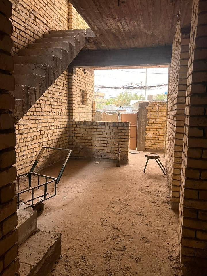 بيت للبيع في منطقة الشعلة قطاع ١٢ قرب جامع الجوادين  قطعة امامية مساحة ٨٠  متر هيكل فقط بدون تأسيس كهرباء او بواري فقط مجاري كاملة
يتكون من طابقين
الطابق الاول استقبال ومطبخ وغرفة نوم وحمام ومنور
الطابق الثاني حولي وغرفتين نوم وحمام+ بدون بيتونة
والباقي كما  موضح في  الصور 
السعر ١٢٠ وبي مجال 🩵
بيع مستعجل
للإتصال والاستفسار واتساب فقط
***********
