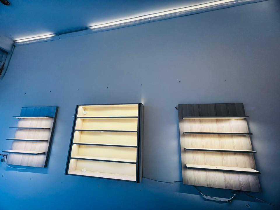 رفوف للبيع بيهن اناره داخليه مخفيه  عنواني جبله
استفسسار 
***********
