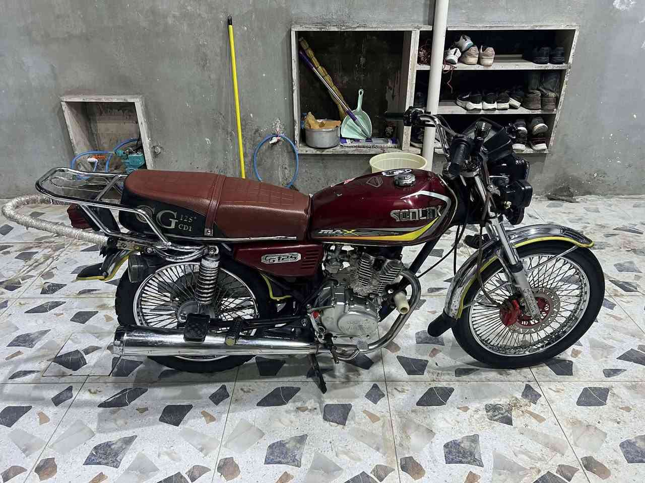 سلام عليكم دراجه سولنك نضيفه وحله من الصوره  مكمل كهربايات جديد الايت جديد دشبول جديد محرك خير من الله لا صرف ولا بخار موديل 23 محرك ما مفتوح 
خاص مفتوح *********** بي وتساب
