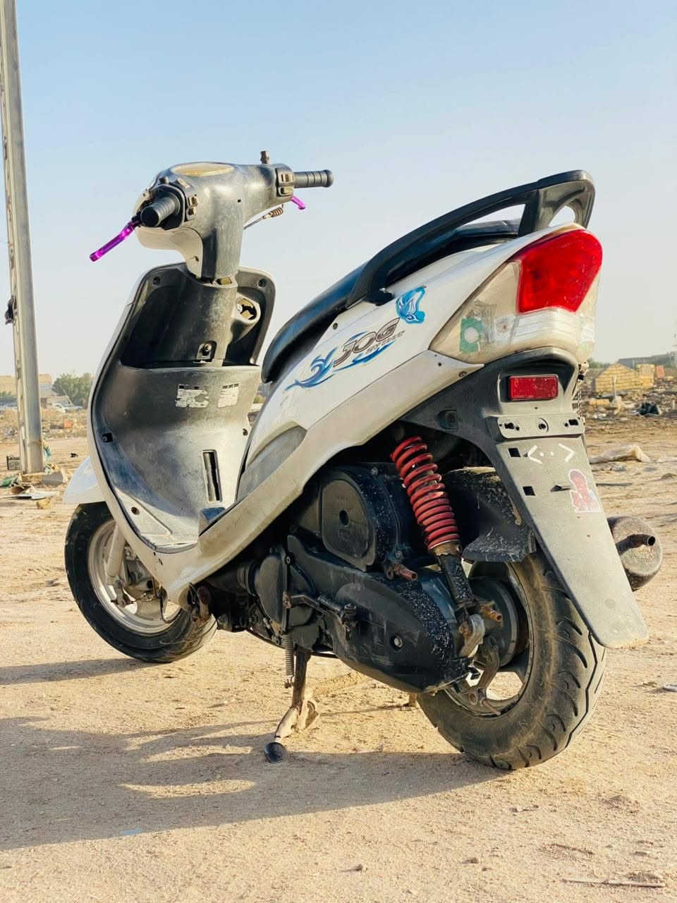 السلام عليكم 
دراجة ماكس منغولي مفتوحه مره وحده بس بستم و ولفات كهربائياتها كامله لايتات امامي وخلفي وتفقل سترين وجنطه 
مكاني سوك الشيوخ 
***********

