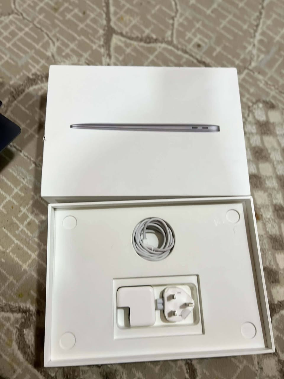 السلام عليكم 
لابتوب ابل MacBook Air M1 استخدام اسبوع فقط نظافه شوفت عينك كفاله عامه ملحقات كامله وي كارتونه
ذاكره 256 ورام 8 السعر 700 وبيهه مجال للاستفسار ***********
