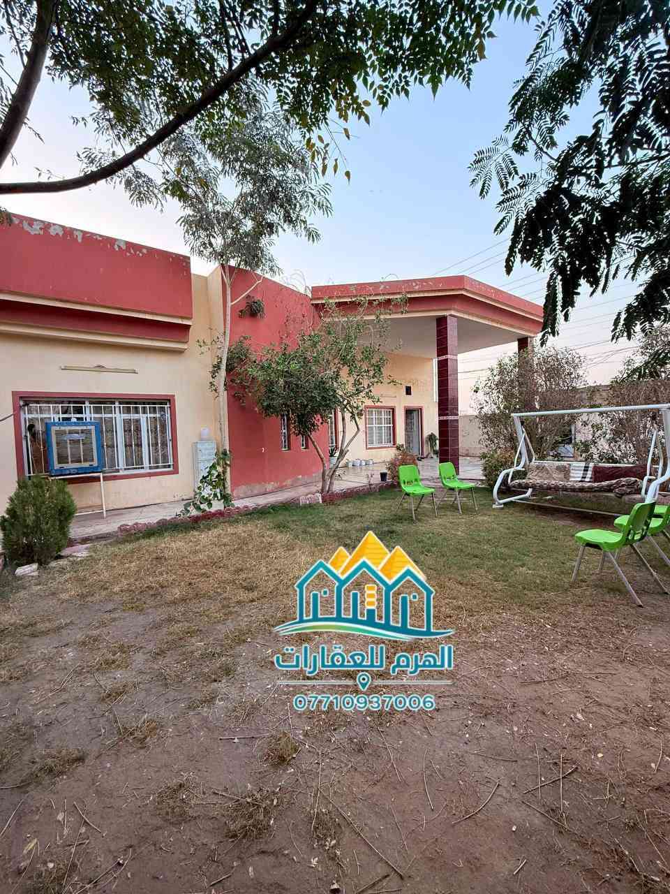 بيت للبيع – حي المثنى / خلف الخضراء

📏 المساحة: 412م²
📍 الموقع: ركن مميز على شارعين (شارع 15× شارع 12 متر)
🚗 الگراج: واسع يتسع لسيارة
🌿 تتوفر حديقة أمامية 

🏠 المواصفات:

4 غرف نوم

استقبال واسع + صالة + مطبخ

البيت متوسط العمر وجاهز للسكن، أو للاستثمار، أو لإعادة البناء من جديد

💎 المميزات الإضافية:
📍 موقع مميز جدًا في بداية حي المثنى، قريب من الأربع شوارع (أول فرع)،
وفرصة ممتازة للباحثين عن سكن واسع أو مشروع بناء حديث.

📞 للاستفسار والمعاينة:
أنس: ***********
غيث: ***********

📍 موقع المكتب: حي الضباط الثانية – مقابل شارع 2000
