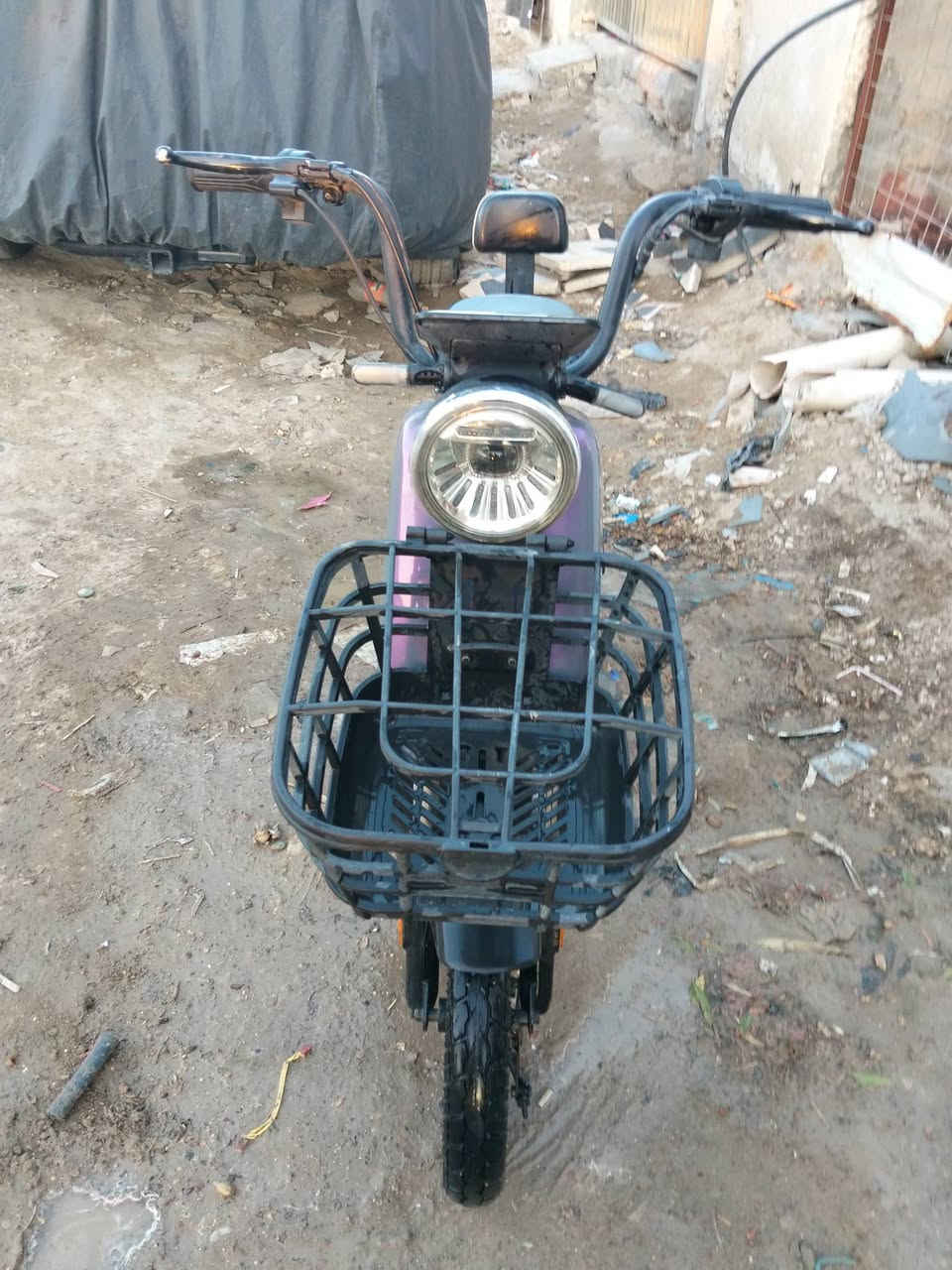 السلام عليكم
دراجه شحن حجم 14 موديل 2025 

عدد النمر 3 سرعه حقيقي 40 

بصمه + سويجين السعر 300 وبيه مجال
مكاني بغداد الشعله شارع ابو الدهن
للاستفسار اكثر ***********
