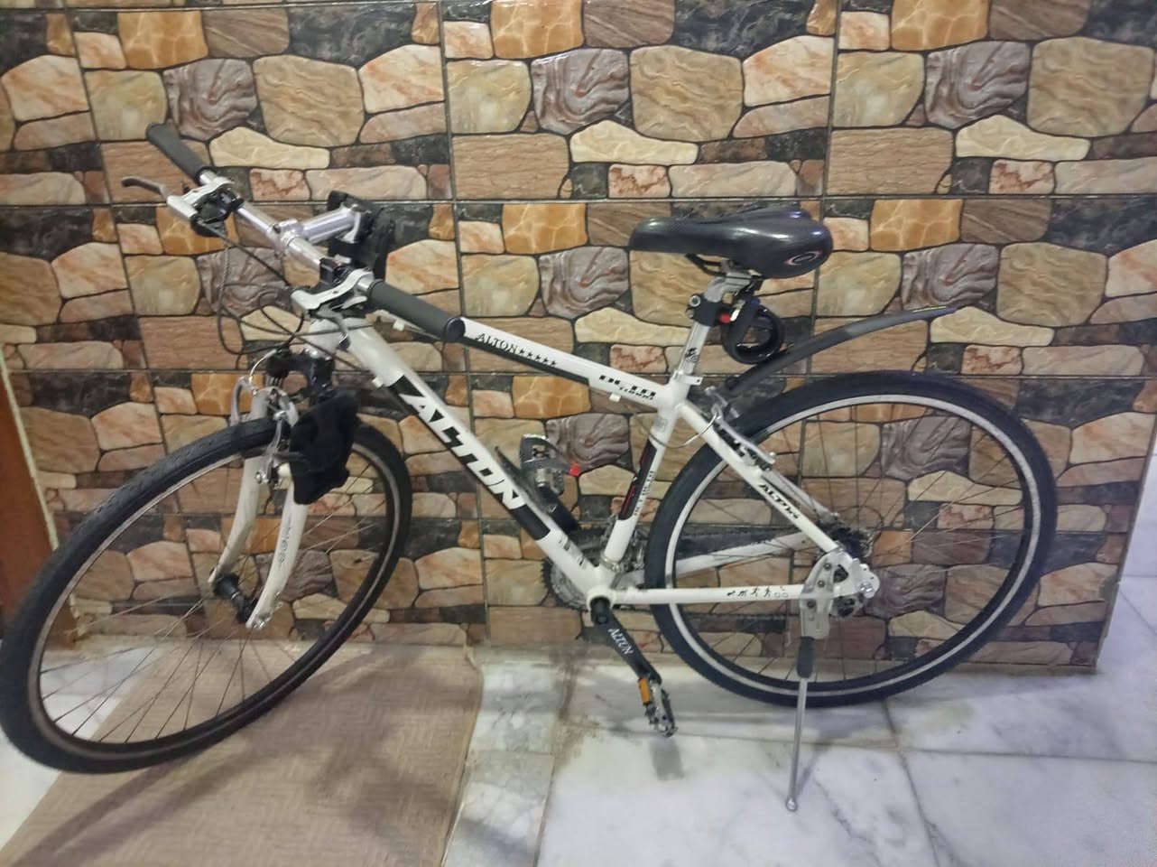 السلام عليكم كباتن🤩
دراجه ماركة Alton المعروفة
كوري المنشأ
نوع c700 
الدراجه نظافة ٩٥٪
الوياله طبقتين المنيوم خفيف جداً
بطيخات شيمانو 
تايرات + چوب جديد غير مستخدم
 حجم 35×700
الستيرن سل ستيل بلادي 
بدالات سحب دفع
بوري سرج و سرج بلادي مختوم التون
عدد السرعات 11 ...
 8 خلفي 3 امامي 
المكينه الخلفيه مكينه رود رياضيه (سريعه طيارة)
الزنجيل شيمانو اصلي
العگرب شيمانو اسيرا 
حجم الفريم M 
فريم الدراجه مختم كله التون
و مع الدراجه هدية 
٢ حقيبه صغيرة 
+ 
قاعدة مطارة
+
قفل 
فقط الدبل يحتاج صيانه
السعر ٢٥٠ الف
للأستفسار واتساب او رصيد +964 770 726 2724


**إذا كنت صاحب هذا الإعلان وتريد حذفه لأي سبب، رجاءا أرسل رسالة إلى الدعم الفني**