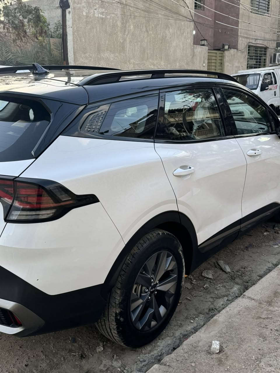 🚗 Kia Sportage 2022 Hybrid – هايبرد فول مواصفات

📍 الموديل: 2022
📍 الممشى: 47,000 كم
🛠️ المحرك: هايبرد (بنزين + كهرباء) 1.6 تيربو
💪 القوة: حوالي 230 حصان
⚙️ ناقل الحركة: أوتوماتيك
🌍 الدفع: أمامي
⛽ صرفية: اقتصادي جداً بالوقود

المواصفات:

✨ 4 مقاعد مريحة جداً
🔥❄️ 4 مقاعد تدفئة وتبريد
🔥 مقعد السائق كهربائي + ذاكرة
🌟 فتحة سقف بانوراما
📺 شاشة 12.3 إنج + عدادات رقمية
‏📱 Apple CarPlay & Android Auto لاسلكي
📶 شاحن لاسلكي
🔊 نظام صوت ممتاز
🪟 زجاج خلفي مظلل

أنظمة الأمان:

🟡 مساعد مسار
🚗 نقطة عمياء
📸 كاميرا خلفية + 360°
🛞 حساسات أمامية وخلفية
🔹 مثبت سرعة ذكي
🔹 دخول ذكي + تشغيل زر
🔹 حساس مطر وإنارة تلقائية
🔧 السيارة مبدل بنيد وبارد بلصندوق وبارد بلجاملغ  
� السعر مناسب وقابل للتفاوض بالمعقول
📞 للاستفسار والاتصال: ***********

السيارة جاهزة للفحص والبيع للجادين فقط �
