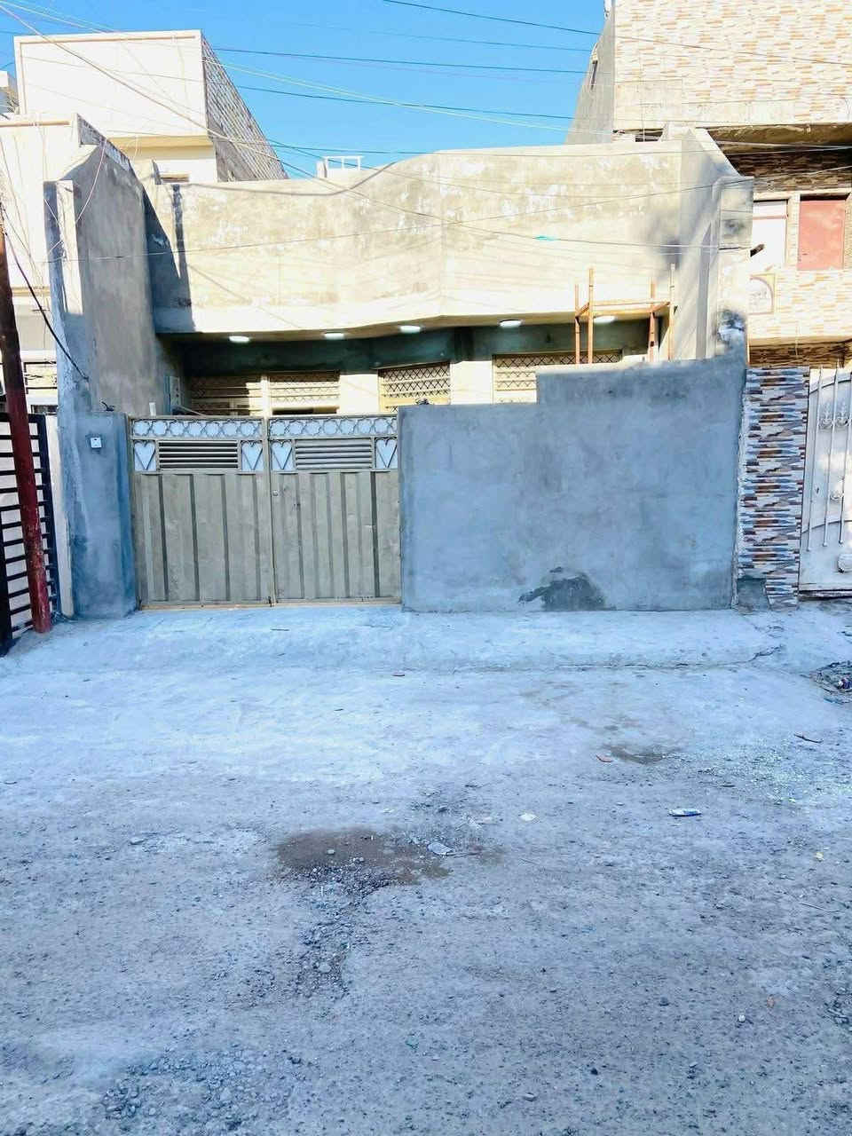 عل بركه الله السلام عليكم
دار للبيع المساحه ١٢٠ متر 
الواجهه ٦ متر 
النزال ٢٠ متر 
العنوان :- شهداء البياع/خلف شارع المظخه مباشرةً 
قرب الشارع التجاري 
يحتوي على:- غرفه نوم عدد٢/صاله/مطبخ/صحيات عدد٣/
مناور ٢/طرمه/سطحين/
طابو صرف/ترميم٢٠٢٤/ ٧٠٪؜ من البناء جديد /تاسيسات جديده /موقع ممتاز /فرع عريض /
للاستفسار الاتصال 
***********
***********
***********
يوجد واتساب او مراسله الصفحه
