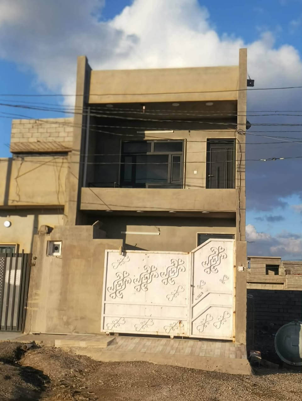 السلام عليكم بيت زراعي طابقين 100 متر. طولاني للبيع 
يتكون من استقبال ـ ممر . مطبخ . غرفه نوم 
صحيات... 
البناء حديث كله سيراميك درجة اولى بياض درجة اولى. كهرباء وموالد جاهز.
الطابق الثاني نفسه تصميم وهم جاهز على مفتاح 
مال عائلتين وفوك بيتونه وصطح 

العنوان الزراعي منطقة 77  قرب جامع الامام علي + متوسطه الوعد 
الشراي يتفضل خاص


**إذا كنت صاحب هذا الإعلان وتريد حذفه لأي سبب، رجاءا أرسل رسالة إلى الدعم الفني**