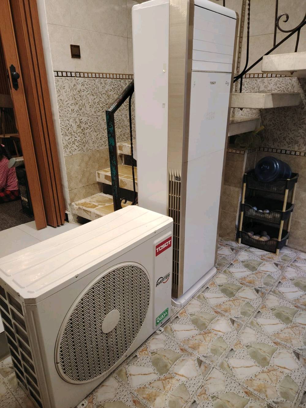 هذا مكيف من نوع سبلت ماركة TOSOT، نموذج TF-H366IZP3. يتميز بتقنية الانفرتر التي تساعد في توفير الطاقة. مناسب لجميع الأجواء ومزود بغاز التبريد R410A. مصنوع في الصين بتاريخ 2022 ويتحمل فولتية بين 220 إلى 240 فولت.