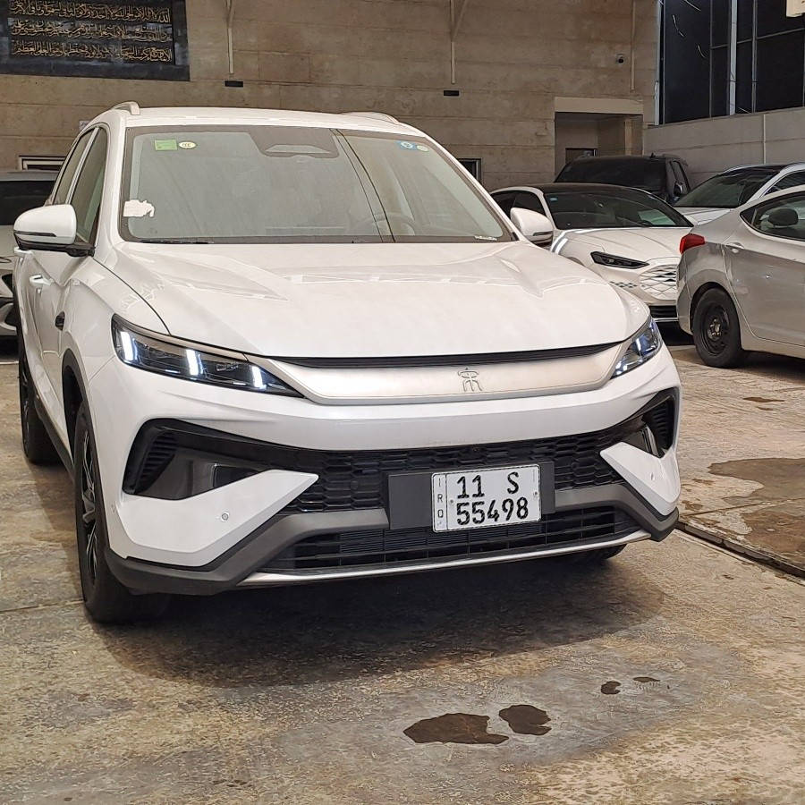 ♦️BYD Song pro 2️⃣0️⃣2️⃣5️⃣ بي واي دي سونج برو ♦️

بي واي دي سونج برو 2025 (BYD Song Pro DM-i) هي سيارة SUV هجينة (Plug-in Hybrid) عصرية واقتصادية للغاية، تعمل بنظام DM-i من الجيل الخامس، وتتميز بمدى كهربائي نقي يصل إلى 75-115 كم، ومسافة إجمالية تقارب 1600 كم. 
الأداء والمدى: تسارع من 0 إلى 100 كم/ساعة في حوالي 6-8 ثوانٍ تقريباً. مدى كهربائي نقي (CLTC) يصل إلى 75 كم أو 115 كم، بمدى شامل يبلغ نحو 1600 كم.

التصميم الخارجي: تصميم "Dragon Face" الحديث مع إضاءة LED بالكامل.

التصميم الداخلي والتقنية: شاشة دوارة قياس  15.6 بوصة، لوحة عدادات LCD مقاس 8.8 بوصة، مقاعد جلدية،بلون جميل جدا (داخل جلد حمصي)مع  نظام تكييف أوتوماتيكي، ونظام صوتي متقدم.

الأمان: 8 وسائد هوائية، نظام كاميرا بانورامية، ونظام القيادة الذكية المتقدم (رادار أمامي، مانع انزلاق، تثبيت سرعة ذكي). 

مميزات السيارة:

كفاءة عالية: استهلاك وقود منخفض جداً (أقل من 4 لتر/100 كم في الوضع الهجين).

مساحة واسعة: تصميم SUV عائلي بامتياز ومقاعد خلفية مريحة وقابلة للطي.
🔸️اوتو بارك 
🔸️داش كاميرا
🔸️قيادة آلية
🔸️مقاعد كهرباء 

اشتري بثقه 💯 
عراقنا المتحدة لتجارة السيارات 
معارض البياع شارع المدخل 
***********
