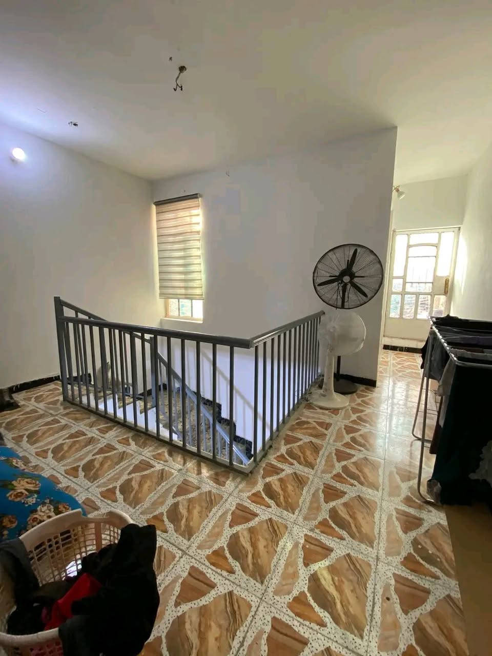 السلام عليكم بيت طابق ونص طابو صرف 
غرفتين نوم واستبقال ومطبخ وطرمه وخدمات مساحه١٠٠ متر 
مكان بياع حي تراث مقهى وادي الذئاب 
يعبد عن لمستوصف ٥ دقائق 
وهن لمدرسه دقيقاتان 
وعن الاعلامً ١٠ دقائق يوجد كافه الخدمات حوله 
للاستفسار خاص او علا الارقم التالي***********
