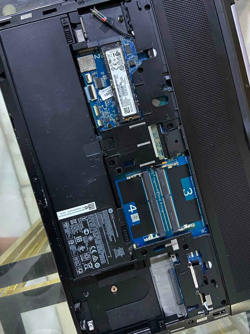 للبيع حاسبة HP مكاني بغداد مدينة الصدر ساحة مضفر رقمي *********** بيه ففط هذا الخط يطلع فقط بالشاشة السوداء ممئثر عليه ابد مواصفات👇🏼

حاسبه من نوع HP ZBook 15 G6، 
•المعالج مالته i7 من الجيل الثامن نوع H، 
•الرام 8 جيجا 
•كرت الشاشة مالته داخلية Intel 4 جيجا. •الهارد مالته SSD 256،
•الكيبورد فل عربي إنجليزي مع أرقام جانبية. 
لونه سيلفر من الداخل والخارج. 
•بطارية ليثيوم توفر لك شحن تقريباً 3 ساعات ضمان ساعة فما فوق

هذا اللابتوب مخصص للأعمال القوية اللي يحتاج معالج قوي، و هواي طلاب يحتاجون معالج قوي من نوع H، يكون هذا خيار مناسب الهم. 
•شاحنته وياه

