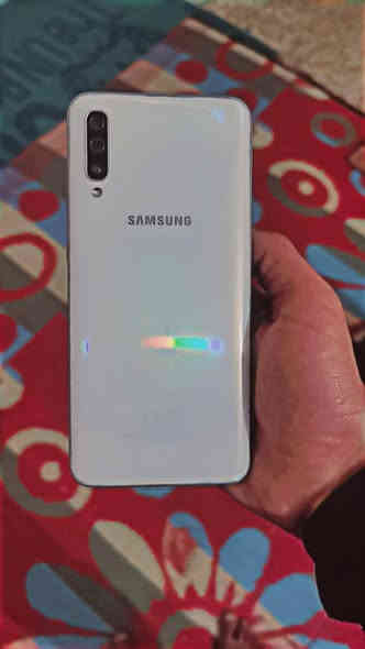 سلام عليكم اخوان جهاز للبيع سامسونج A50الذاكره 128الرام4بل بوبجي 60فريم شرط فقط بس ابدله شاشه و بيها كسر بل للمس ما يأثر و الجهاز كلو شغال شرط السعر 55الف بي مجال حك الجيه مكاني الموصل جانب لايمن حي الرساله هذه رقمي ***********
