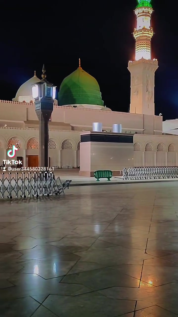 إليك نموذجان للإعلان (واحد قصير ومباشر والآخر بتنسيق جذاب ومفصل) لتختار منهما الأنسب للنشر على منصات التواصل الاجتماعي (فيسبوك، واتساب، تليجرام):
🕋 **إعلان رحلة عمرة شهر محرم الحرام** 🕋
يعلن **الحاج صادق** عن البدء باستلام جوازات السفر للراغبين في أداء مناسك العمرة المفردة لشهر محرم الحرام.
### 🚌 **تفاصيل الرحلة والخدمات:**
 * **طريقة السفر:** برّاً بواسطة باصات حديثة ومكيفة ومجهزة لراحة المعتمرين.
 * **المبيت:** مبيت الطريق سيكون في **حائل**.
 * **الهدايا:** توجد هدايا مميزة لجميع المعتمرين.
 * **موعد الانطلاق/6/15 \2026
### 💰 **الأسعار:**
 * **السعر الأساسي (بدون طعام):** **$400** فقط.
 * **في حال رغبة المعتمر بالطعام:** تضاف **$100** فقط (ليصبح المجموع $500).
### 📞 **للحجز والاستفسار:**
يرجى الاتصال على الأرقام التالية (متوفر واتساب):
 * 📱 ***************
 * 📱 ***************
 * 📱 ***************
> **ملاحظة:** سارعوا بتسليم الجوازات فالأماكن محدودة لضمان أفضل خدامه
**🕋 عمرة شهر محرم الحرام مع الحاج صادق 🕋
