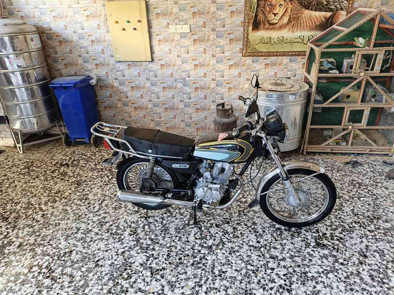 سلام عليكم دراجه ايراني موديل 2022  بدون اوراق اتكفل لك سرقه وعشائر هيه بالاساس اربعه كير بس بيها مكينه 5 كير الدراجه خير من الله كلشي شغال كهربائيات الدراجه نضيفه وخير من الله مكاني بغداد حي النصر السعر 425 وبيها مجال بسيط ***********
