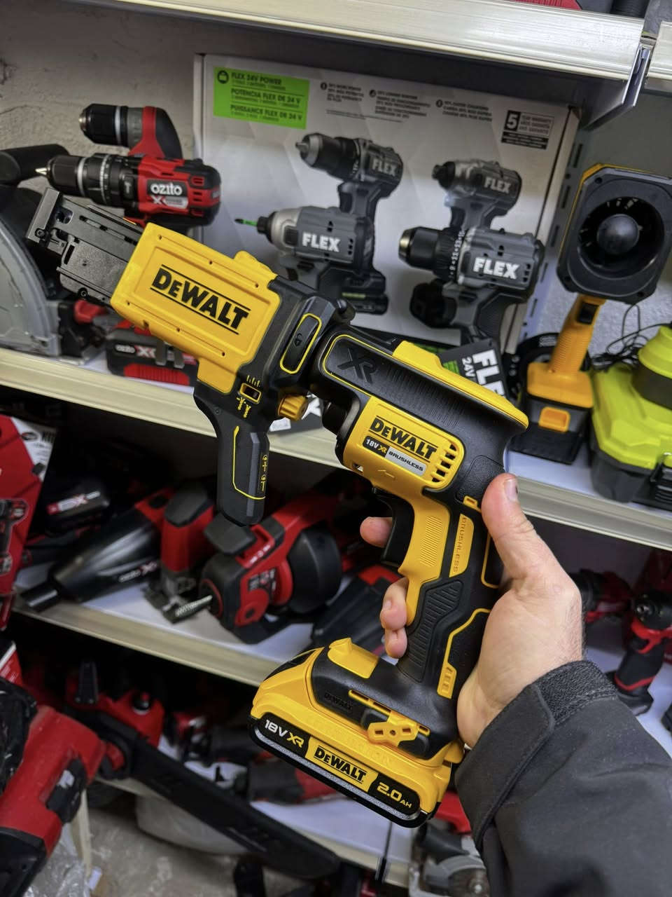 سلام عليكم اخوان 
دريل DEWALT  جبسن بورد ديكورات جديد كامل 
اذا شراي اتفضل خاص 
توصيل متوفر 
*********** واتساب
