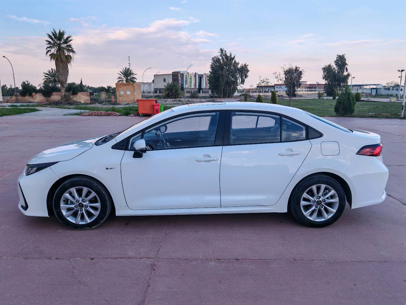 📍 للبيع: تويوتا كورولا هايبرد ٢٠٢٤ وارد صين شكل خليجي- بحالة ممتازة
المسافة المقطوعة : ٥٣،٠٠٠ كم
​لوحة الأرقام: بغداد

✅ فتحة سقف كهربائية [sunroof].
✅ مقاعد جلدية نظيفة.
✅ شاشة عرض مع كاميرا خلفية.
✅ أزرار تحكم بالمقود (تحكم ستيرن).
✅ فتحات تكييف خلفية (تبريد ممتاز).
✅ بدون حادث 
✅ كير، محرك، تكييف بحال ممتازة جداً. 
​
​السعر المطلـوب: $ 148 
​للتواصل والاستفسار:
📞 *********** واتساب
