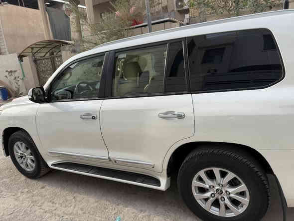 لاندكروزر GX.R موديل 2017 وايت اديشن 
6 سلندر

السياره جديده حرفيا ماشيه (72) ألف كيلو متر حقيقي شرط الفحص
السياره مغلفه بالكامل ppf نانو من الزيرو
السياره كفاله عامه من الشخط (عدا باب السايق بي تقسيم فقط) بدون لا بارد لا شخط لاتبديل لا اي شي 
السعر 515 وبي مجال للشراي 
السياره رقم بصره الجديد ومكانها بصره
للاستفسار  ***********
