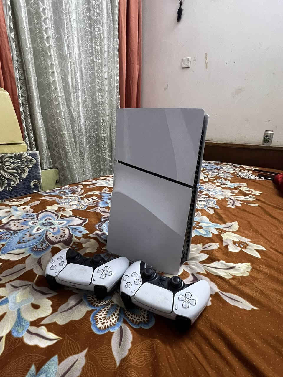 بلي (5)لبيع أخوو الجديد معو أبس مع أقراص كره قدم بيس حديثه وأربع ألعاب حربيه سعر 725 بي مجال بسيط *********** عنوان بغداد يوجد توصيل
