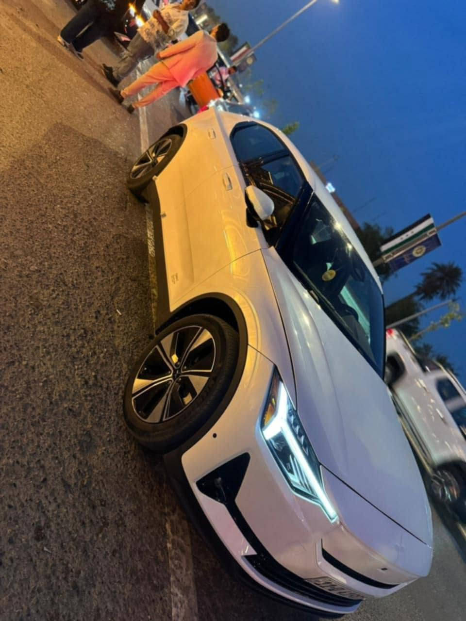 🇸🇪 عندما يلتقي الفن الاسكندنافي بمستقبل القيادة... 🇸🇪
✨ لأصحاب الذوق الرفيع: POLESTAR 2 (VOLVO) موديل 2023 
 شكل 2024

تجسد هذه السيارة أرقى ما قدمته الهندسة السويدية؛ فهي مبنية على خبرة فولفو (Volvo) في الأمان والمتانة، ومقدمة بلمسة Polestar العصرية التي تعكس البساطة والرقي الاسكندنافي.🇸🇪 

• فئة المدى الطويل  long range 
• بطارية 🔋 كبيرة 78 KW 
تدعم الشحن السريع و المنزلي
 مع الشاحنة الأصلية 
الشحنه الواحدة 550 كيلومتر 
الممشى K 60 قابل للزيادة
🌑اطارات مقاس 19 جديد 
#السعر 18500 $$
رقم بغداد انگليزي بأسمي  شرط التحويل 
(بنيد صبغ فقط+جاملغ بارد)
***********
***********

رقم الشاصي  ( YSMEG3KA4PL156354 )

★ مواصفات كثيرة 
شرح جزء بسيط جداً 
دشبول خرائط 
رادارات 360°
كاميرات 360°
حساسات 360°
لايتات داينمك متحرك PIXEL TECHNOLOGY ليزر 
نظام ترفيهي كامل التطبيقات 

❄️🔥تبريد تدفئة كشنات قطعتين مناخي منفصل ثلج 

🌬️ 📐 التصميم والشكل العام
هيكل فاستباك (Fastback): تصميم يجمع بين أناقة سيارات السيدان والعملية العالية لسيارات الهاتشباك/الكروس أوفر، مما يعطيها وقفة رياضية ومرتفعة قليلاً.
خطوط التصميم: يتميز التصميم بالبساطة والنظافة (Minimalist) والخطوط المنحوتة التي تعكس لغة التصميم التقني للعلامة.
المصدر: تشترك في قاعدة البناء CMA (Compact Modular Architecture) مع طرازات فولفو مثل XC40.
💡 الإضاءة والتوقيع البصري
المصابيح الأمامية (LED Headlights): تتميز بتصميم "مطرقة ثور" الشهير والمستوحى من فولفو، وهي مصابيح LED نشطة (Active LED) مع إضاءة عالية نشطة وتعديل آلي للمستوى. 
الشريط الضوئي الخلفي: شريط ضوئي خلفي كريستالي يمتد بعرض السيارة بالكامل، ويتكون من 288 وحدة LED، مما يعطي توقيعاً ضوئياً فريداً ومميزاً.

II. 💎 الباقات والإضافات الفاخرة المتوفرة

1. 🛡️ حزمة Pilot Pack (تركيز على الأمان والقيادة الذكية)
• نظام Pilot Assist المتقدم: مساعدة في القيادة على الطرق السريعة (توجيه، تسارع، وفرملة).
• كاميرات ومستشعرات 360 درجة: لسهولة الركن والمناورة.
• نظام تنبيه النقطة العمياء (BLIS): مع نظام مساعدة التوجيه.
• نظام تنبيه حركة المرور الخلفية (RCT): مع مساعدة الفرملة.
• مصابيح LED متكيفة Pixel: إضاءة ذكية وقوية دون إزعاج السيارات القادمة. 
متحرك مع عجلة القيادة 

🖥️ التقنيات والمقصورة الداخلية

 Polestar 2 (2023) - أول سيارة في العالم تعمل بنظام Google Automotive OS المتكامل. تكنولوجيا ذكية، قيادة أذكى.
نظام الترفيه: شاشة ترفيه مركزية تعمل باللمس مقاس حوالي 11.15 بوصة أو 11.2 بوصة.
نظام التشغيل: نظام معلومات وترفيه مدعوم من Google (أندرويد أصلي) مع خدمات جوجل المدمجة.
شاشة السائق: شاشة رقمية لعرض معلومات القيادة مقاس 12.3 بوصة.
الاتصال: دعم Apple CarPlay و Android Auto 
الميزات الداخلية:
شاحن لاسلكي للهاتف 
مقاعد مريحة وعالية الجودة.

🟢🔴⚫الإطارات الذكية والمستشعرات المدمجة
تهدف هذه التقنيات إلى تزويد السائق والسيارة ببيانات دقيقة وفورية عن حالة الإطارات، وتُعد ضرورية للقيادة الذاتية.
• نظام TPMS المتقدم: أجهزة استشعار (Sensors) مدمجة في الإطار أو الصمام لتوفير بيانات دقيقة ومباشرة حول:
درجة الحرارة داخل الإطار.
•ضغط الهواء (مراقبة الضغط الأساسية).
• مستوى تآكل المداس (المستقبل).
• الإطارات الذكية المتصلة (Smart Tires):
تتضمن مستشعرات متقدمة تتواصل مع كمبيوتر السيارة لتوفير صيانة تنبؤية (Predictive Maintenance).
يمكنها تحليل ظروف الطريق (جاف، رطب، ثلج) وتكييف خصائصها أو نقل البيانات إلى أنظمة التحكم في السيارة لتحسين الأداء (مثل فرامل ABS والتحكم الديناميكي).
الإطارات المتغيرة/المتكيفة: مثل مفهوم Hankook Hexonic التي تحلل الطريق باستمرار وتتكيف أخاديد مداسها وفقاً لظروف القيادة.

.
