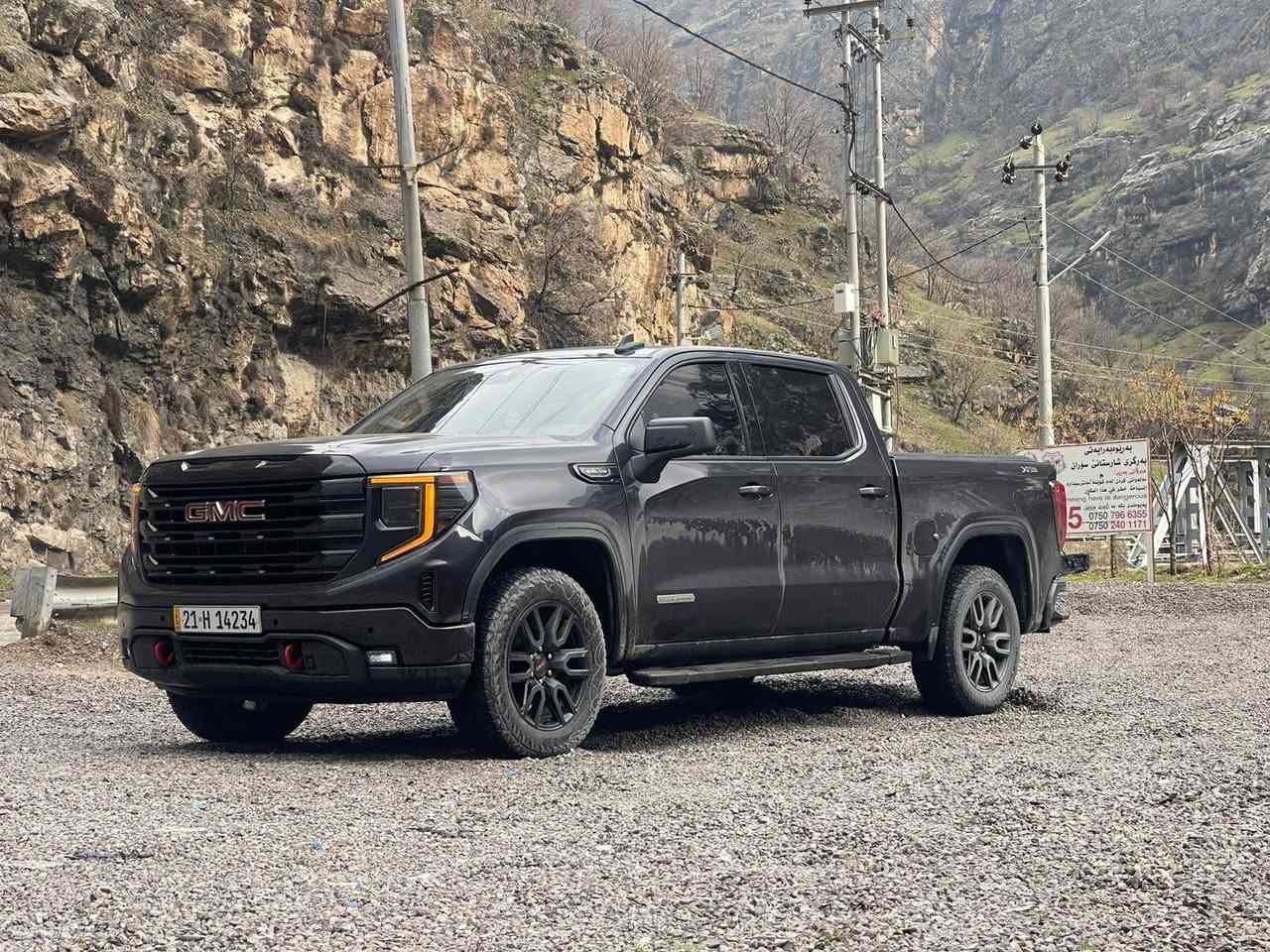 جمسي سيرا 2023 الفيشن

اصدار مميز x31 اوف رود 

GMC X31 خيارًا مُوجهًا للطرق الوعرة لشاحنات
وهي في الأساس 
بديل لعلامة 
Z71 

 GMC. وتضيف ترقيات وظيفية تشمل ممتصات صدمات Rancho®، وعلبة نقل ثنائية السرعات (مع وضع 4-منخفض)، وصفائح حماية، وإطارات لجميع التضاريس، ونظام التحكم في نزول المنحدرات لتحسين القدرة.

محرك  v8 5300

فول مواصفات 

داخل شكل الجديد

شاشه كبيره 
بصمه تشغيل 
بصمة ابواب 
تشغيل عن بعد 
باب طويل المرغوب

باب خلفي  3 قطع
رباعي 4x4
 محرك V8 5.3 
اوتو ستارت 
شاحن واير ليس

ويل كب 
لايت لد زنون 
بروجكتر زنون 
شاشه كاميرا 

ماشيه 38 الف 

مكان السياره بغداد حي الحسين خلف كليه الرشيد 

للتواصل  ***********
