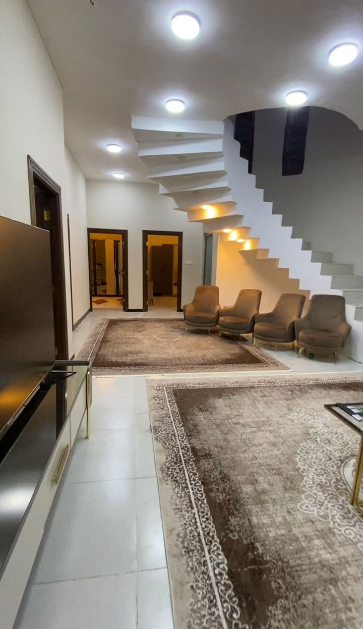 سلام عليكم بيت للبيع طابو زراعي عراقي في التنومة تحت الجسر الايطالي عرض الفرع 10 متر و يبعد 30 متر عن الشارع العام والجسر الايطالي مساحة الدار 200 متر يحتوي على غرفتين منام وصالة كبيرة ومطبخ وصحيات وحديقة بناء جديد الأثاث يباع مع البيت او بدونة الأستفسار الأتصال على هذا الرقم ***********
